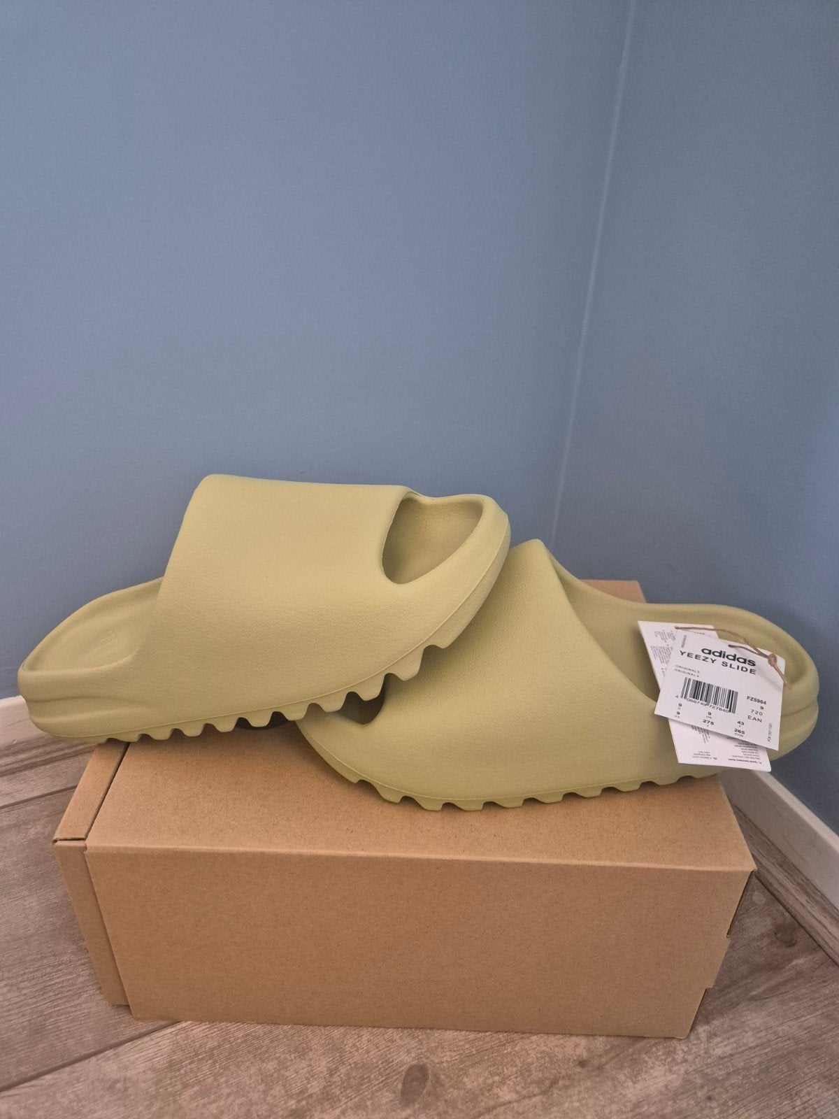 Adidas Yeezy Slide 'Resin' (2023) - Maat 43, Kleding | Heren, Schoenen, Slippers, Overige kleuren, Nieuw, Ophalen of Verzenden