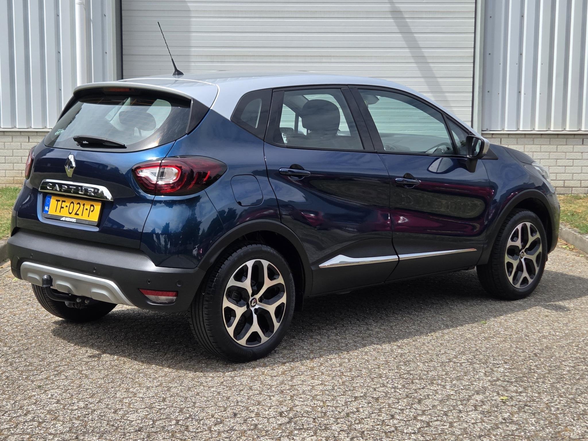 Renault Captur 0.9 TCe Intens / Camera / Trekhaak / Sensoren, Voorwielaandrijving, 898 cc, Stof, Gebruikt