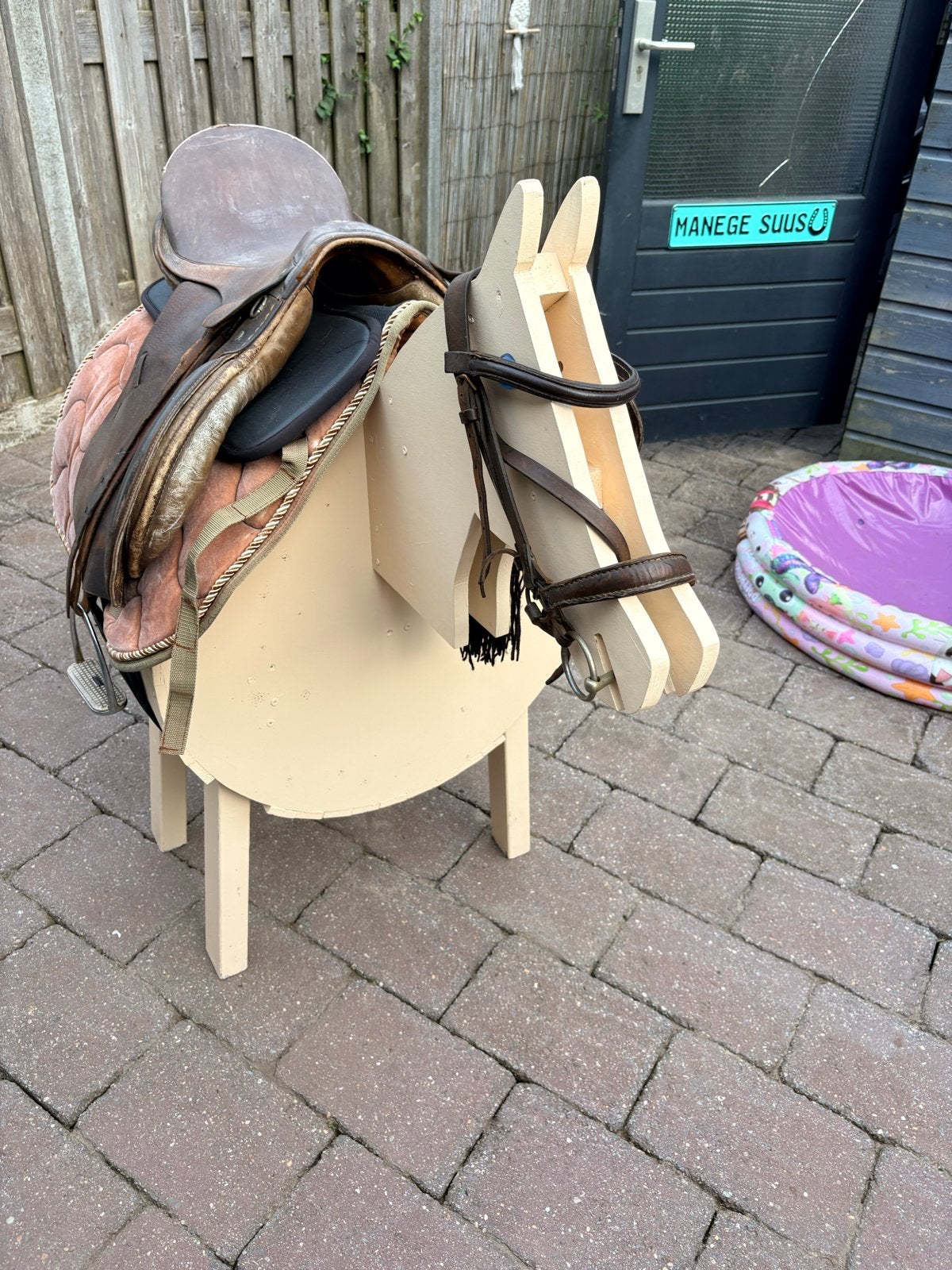 Houten speelpaard met zadel en hoofdstel (zitgedeelte 90 h), Ophalen, Gebruikt, Jongen of Meisje