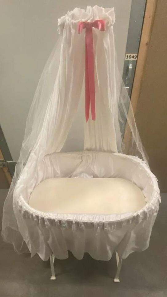 Antieke witte smeedijzeren wieg met tule en kant, Kinderen en Baby's, Babywiegjes en Ledikanten, Gebruikt, Wieg, Ophalen