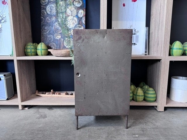 Vintage / RETRO metaal kast - 55x39.5xH103 cm, 80 euro