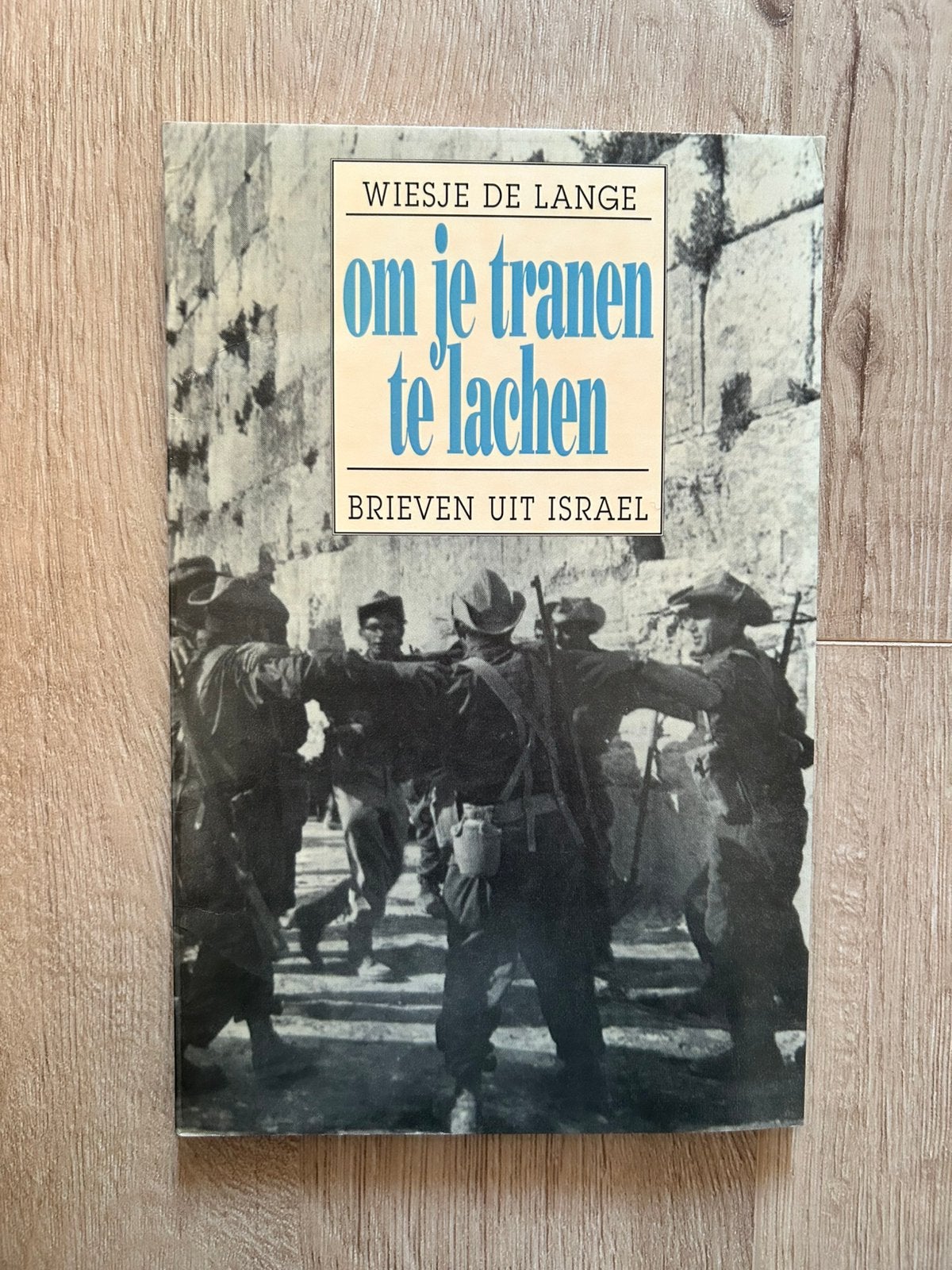 Om je tranen te lachen (brieven uit Israel)- Wiesje de Lange, Ophalen of Verzenden, Gelezen