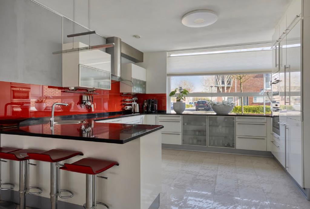 Moderne u-keuken met granieten werkblad en inbouwapparatuur, Ophalen, Gebruikt, Wit, Hoekkeuken