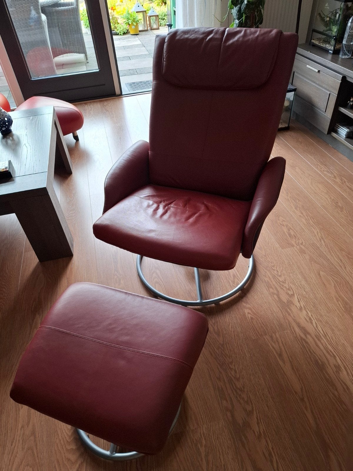 Rode leren stoel met voetenbank, Huis en Inrichting, Fauteuils, Ophalen, Gebruikt, 50 tot 75 cm, Leer