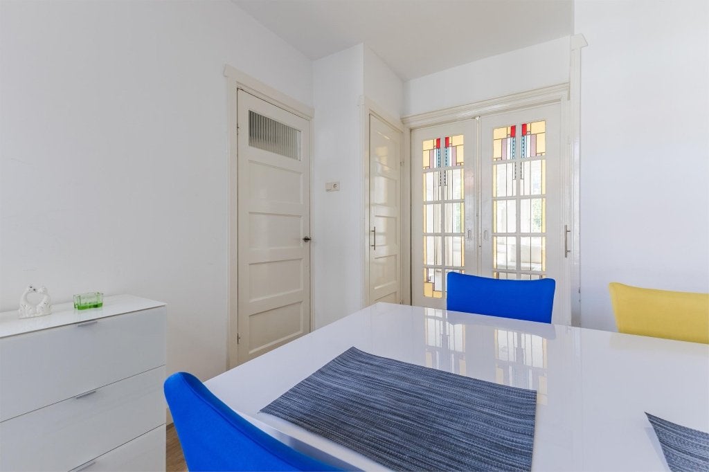 Jysk dressoir wit, Huis en Inrichting, Kasten | Dressoirs, Zo goed als nieuw, 100 tot 150 cm, 25 tot 50 cm, Met lade(s), Glas