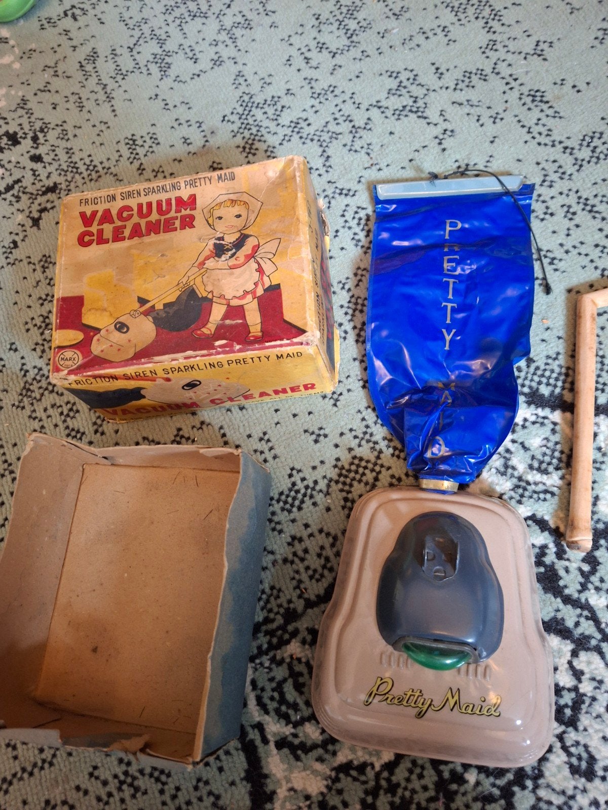 Vintage Poppen Stofzuiger - Pretty Maid Vacuum Cleaner, Verzamelen, Poppen, Verzenden, Gebruikt