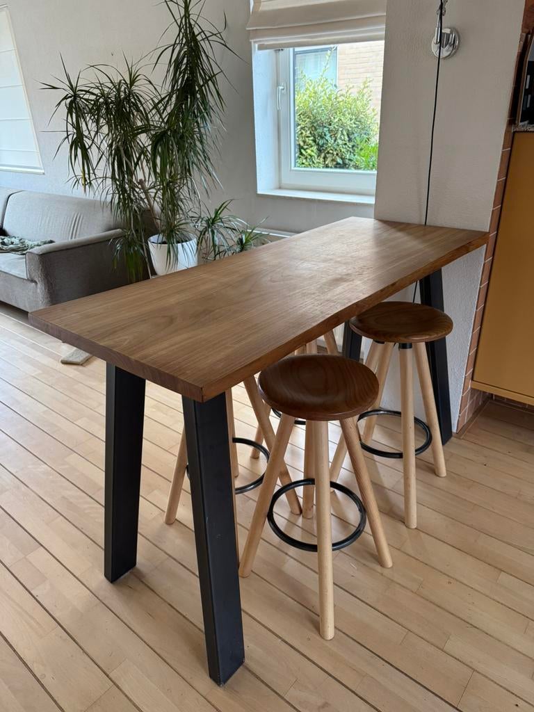 Houten tafel / bar met 4 houten krukken, Ophalen, 100 tot 150 cm, 50 tot 100 cm, Zo goed als nieuw