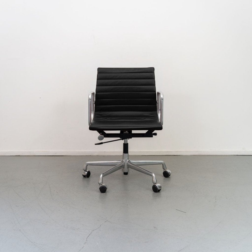 Vitra Eames EA 117 Bureaustoel Zwart Leer - Aluminium, Niet ingevuld, Zo goed als nieuw, Niet ingevuld, Niet ingevuld