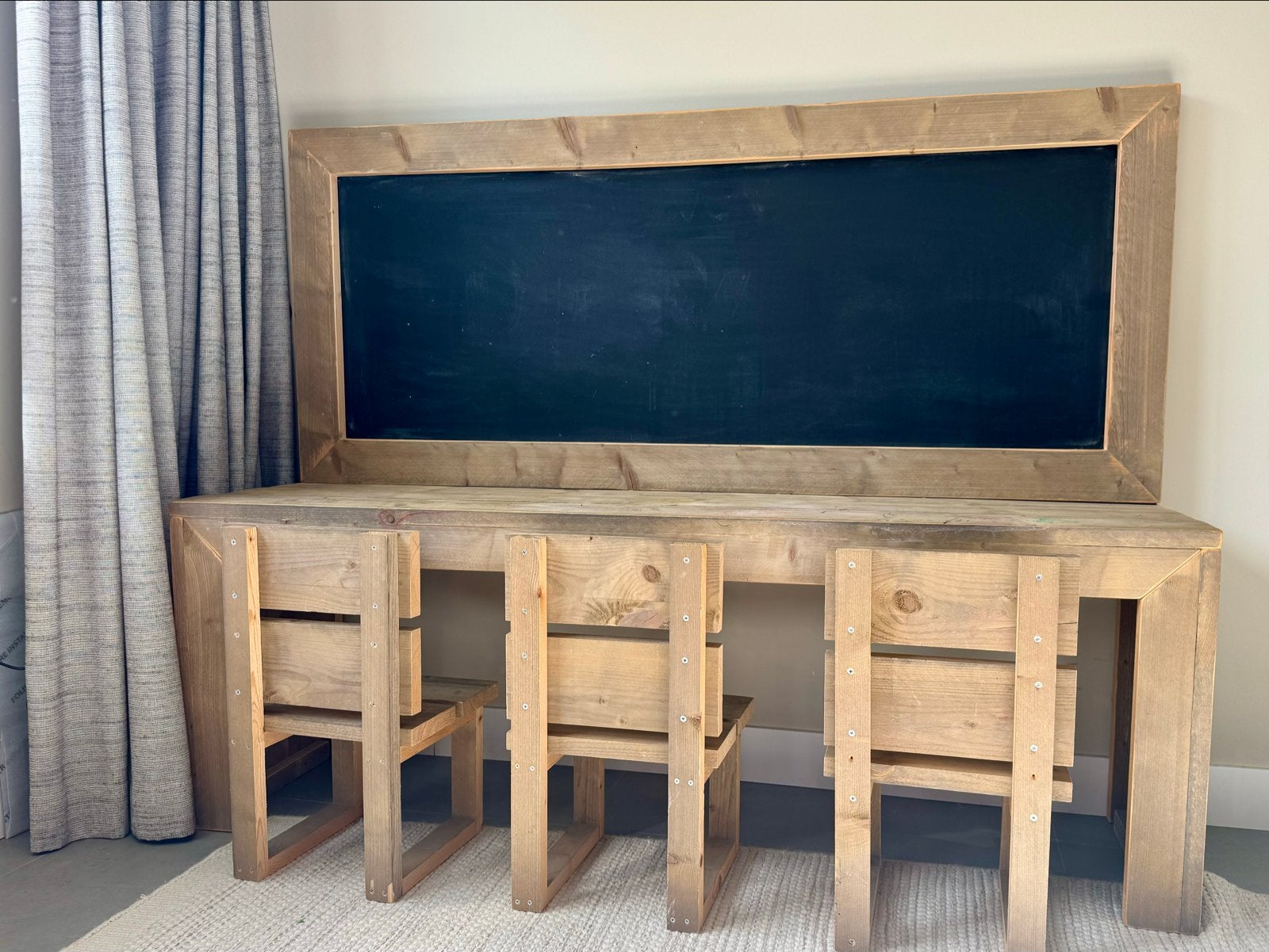 Houten kinderbureautje met krijtbord en 3 stoeltjes, Ophalen, Gebruikt, Tafel(s) en Stoel(en)