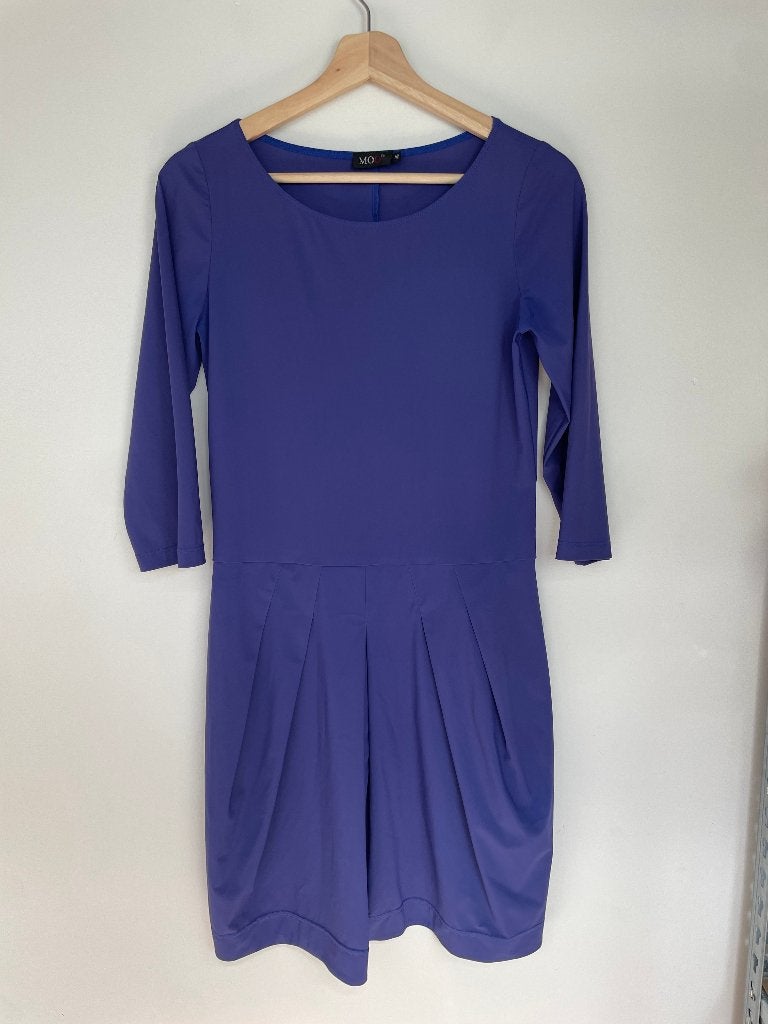 MOQ Brittsj jurk maat 36 koningsblauw travelstof geplooid, Kleding | Dames, MOQ shop, Info@moqshop.nl, Blauw, Ophalen of Verzenden
