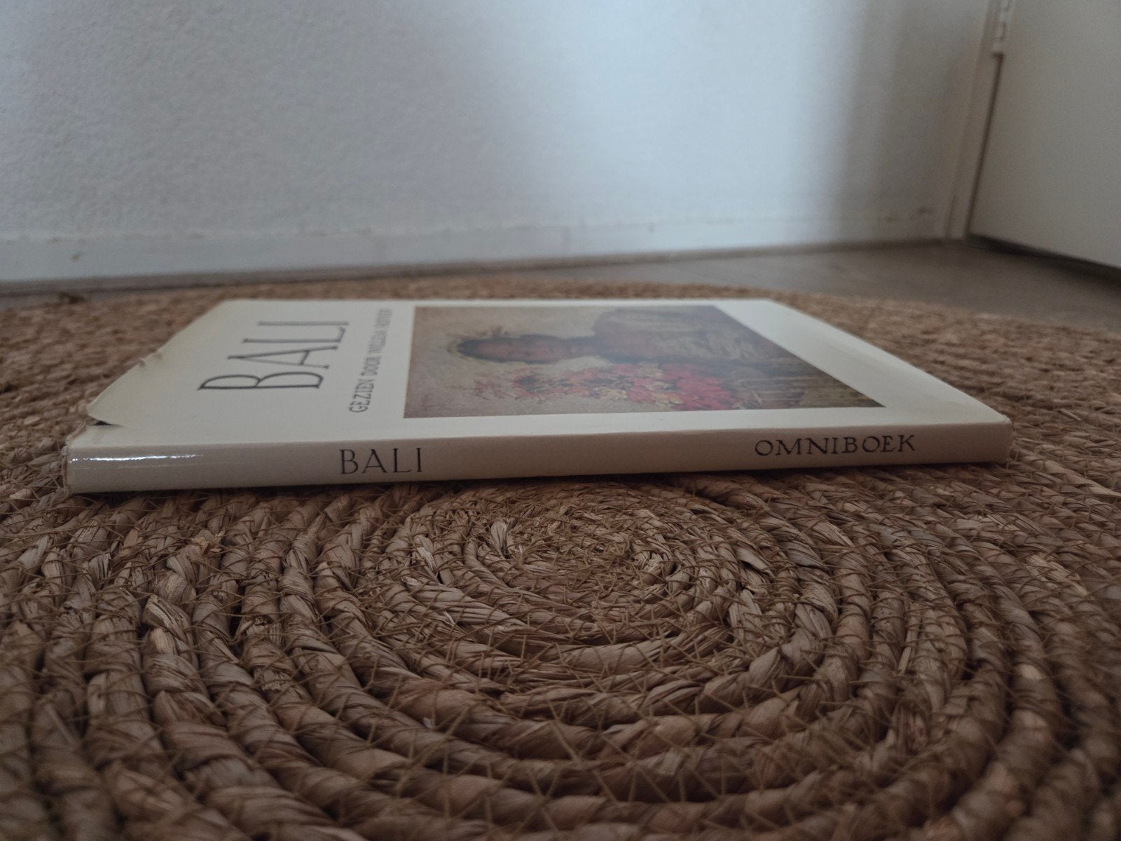 Bali Gezien Door Willem Hofker - Kunstboek, Ophalen of Verzenden, Gelezen, Willem Hofker, Nederland