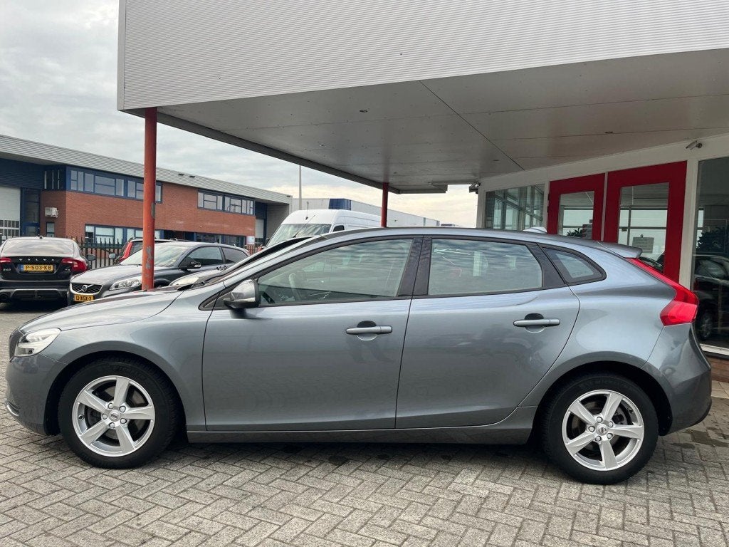 Volvo V40 2.0 T2 Momentum  122 PK  Led Koplampen  Navi  Blue, Voorwielaandrijving, Gebruikt, Euro 6, 4 cilinders