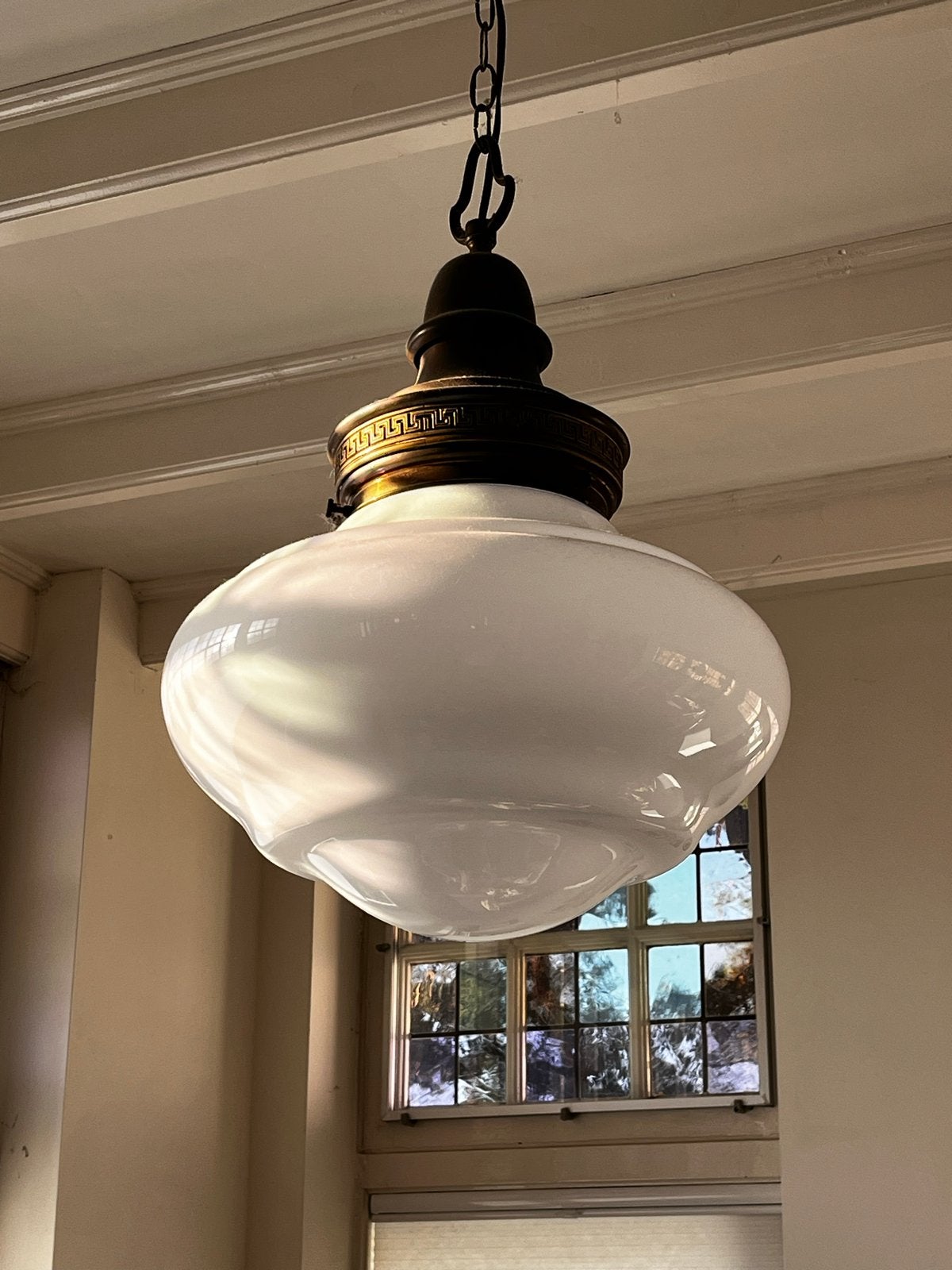 Grote Art Deco Opaline Hanglamp met Messing Meandermotief, Ophalen