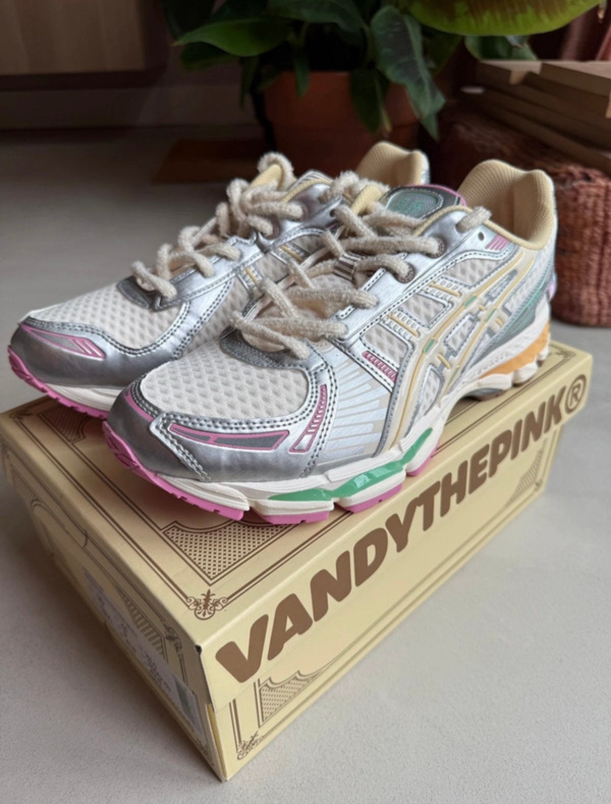 Asics x Vandy the Pink Gel Kayano 12.1 Vanilla, mt 44, NIEUW, Overige kleuren, Nieuw, Ophalen of Verzenden, Sneakers of Gympen