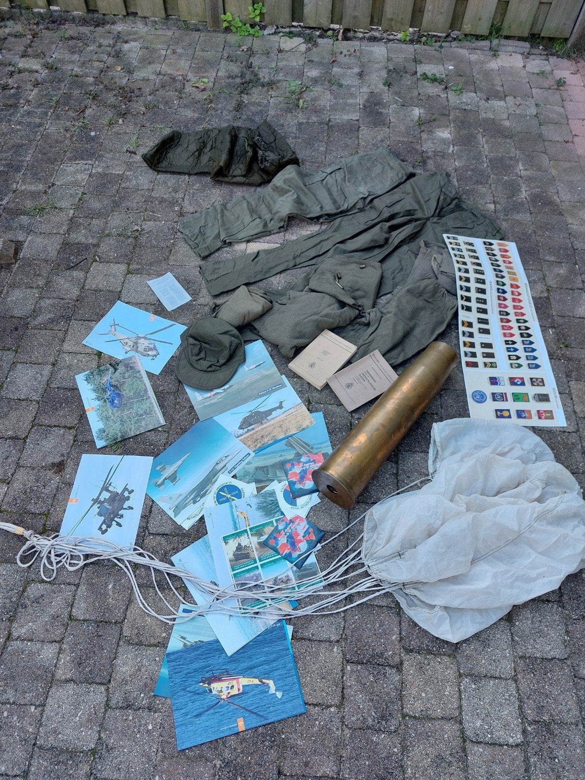 Groot lot uitrusting handboek huls parachute parka posters, Verzamelen, Militaria | Algemeen, Ophalen of Verzenden, Landmacht