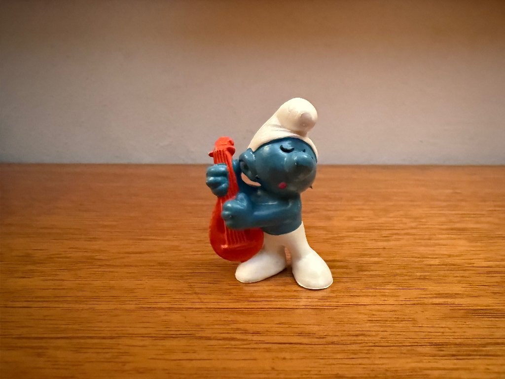 Smurf met luit (rood), Verzamelen, Smurfen, Gebruikt, Poppetje, Figuurtje of Knuffel, Overige Smurfen, Ophalen of Verzenden