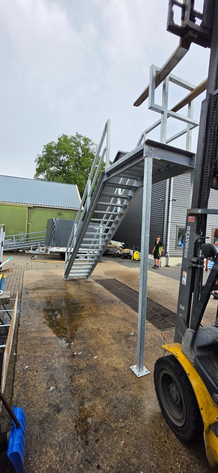 stalen trap met bordes gegalv hoog 3 2mtr nor116, Doe-het-zelf en Verbouw, Ladders en Trappen, Ophalen of Verzenden, 2 tot 4 meter
