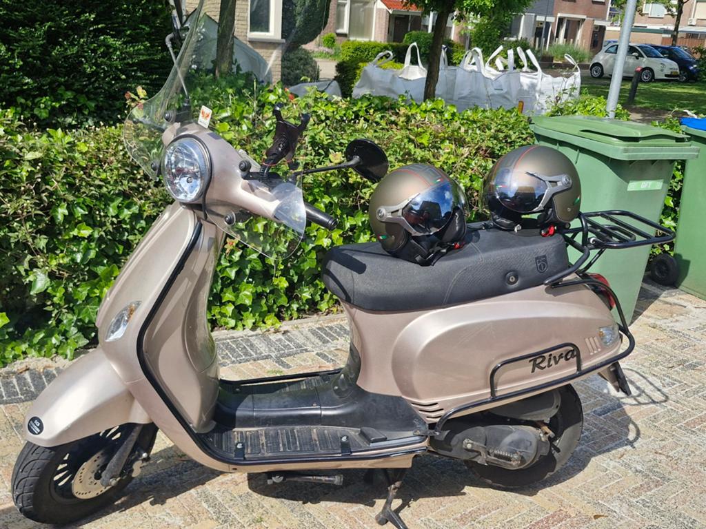 Riva scooter - Goed onderhouden en klaar voor de weg, Fietsen en Brommers, Brommeronderdelen | Snorfietsen, Ophalen of Verzenden