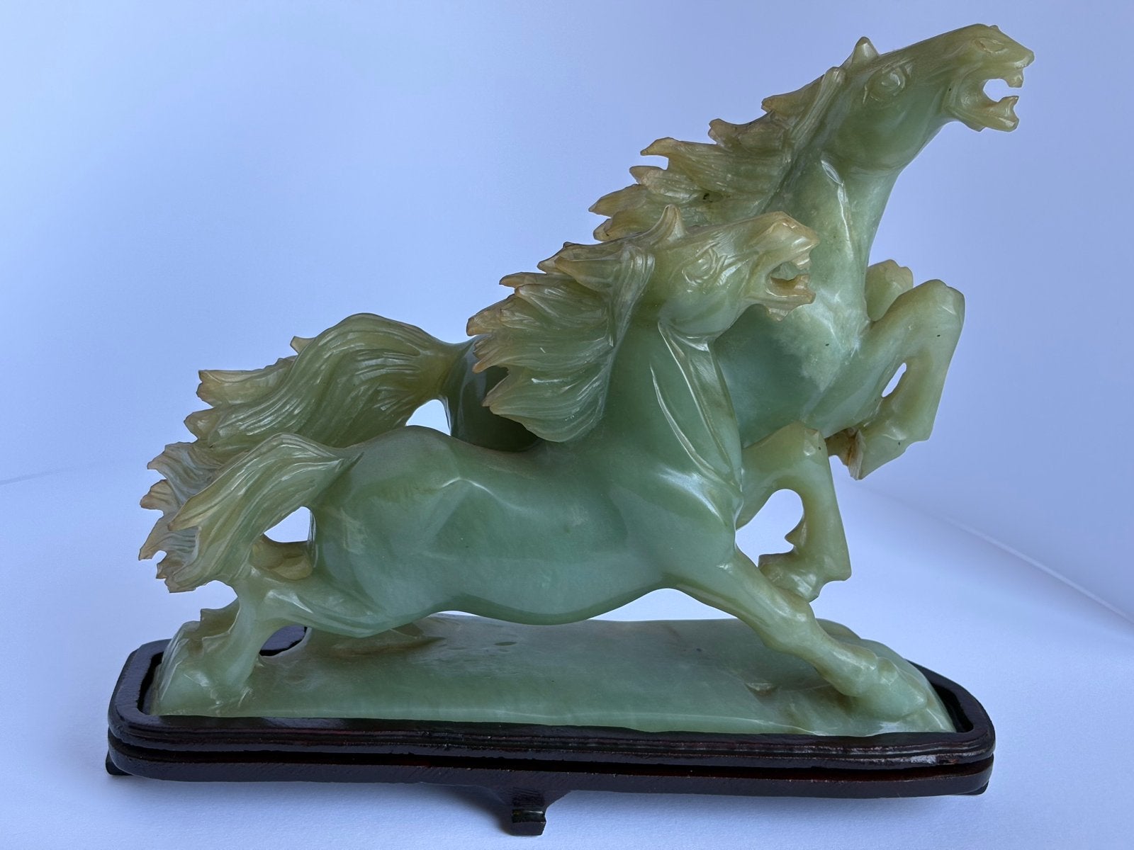 Prachtig Jade beeld van twee steigerende paarden, Ophalen of Verzenden, 20 - 50 cm, Steen of Keramiek, Beeld