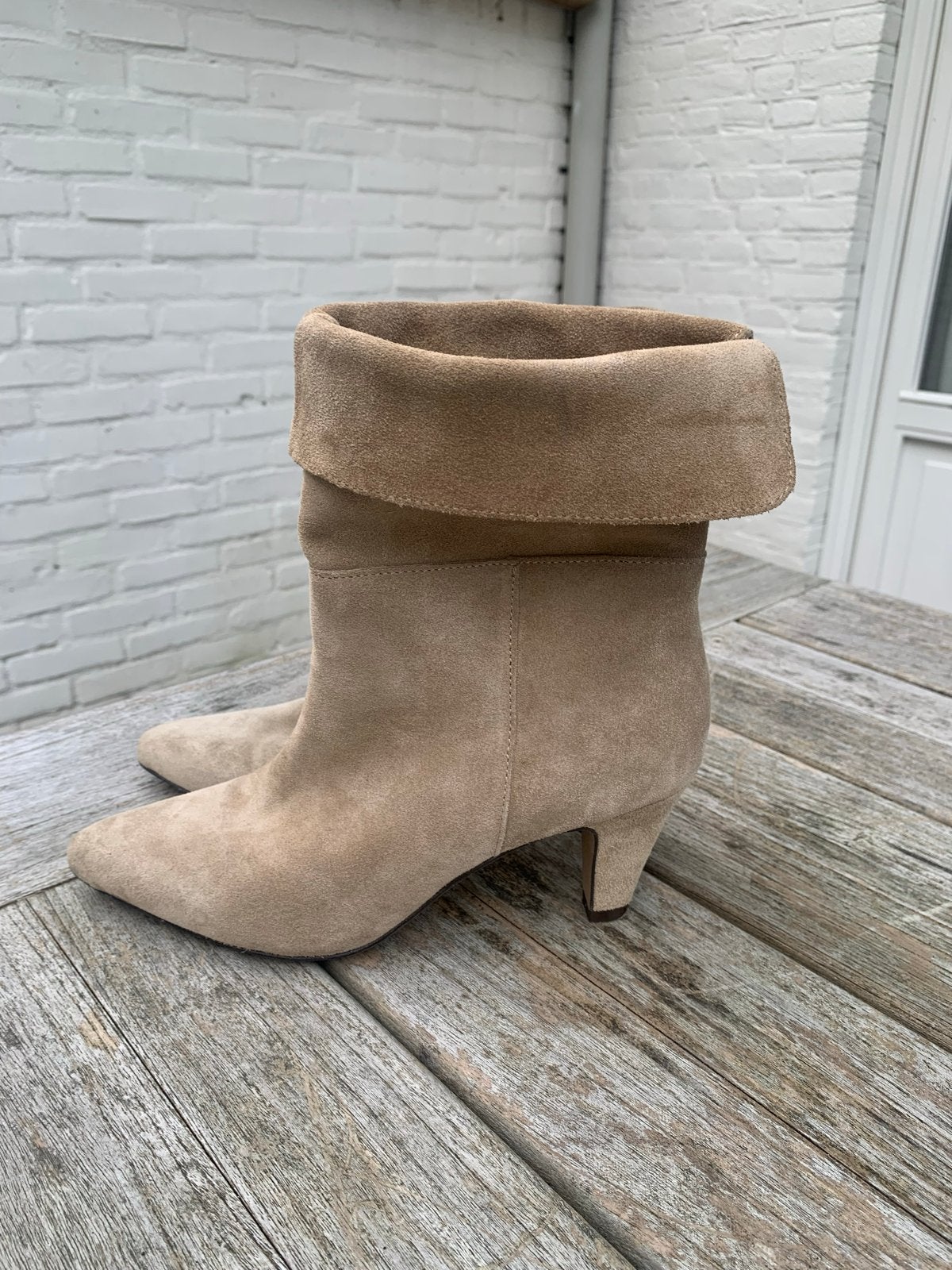 Mansfield beige suède enkellaarsjes - Zo goed als nieuw, Ophalen of Verzenden, Zo goed als nieuw, Beige, Lage of Enkellaarzen