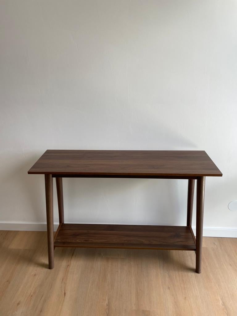 Sweeek Scandinavische notenhouten sidetable, Huis en Inrichting, Ophalen, 100 tot 150 cm, Zo goed als nieuw, Overige houtsoorten