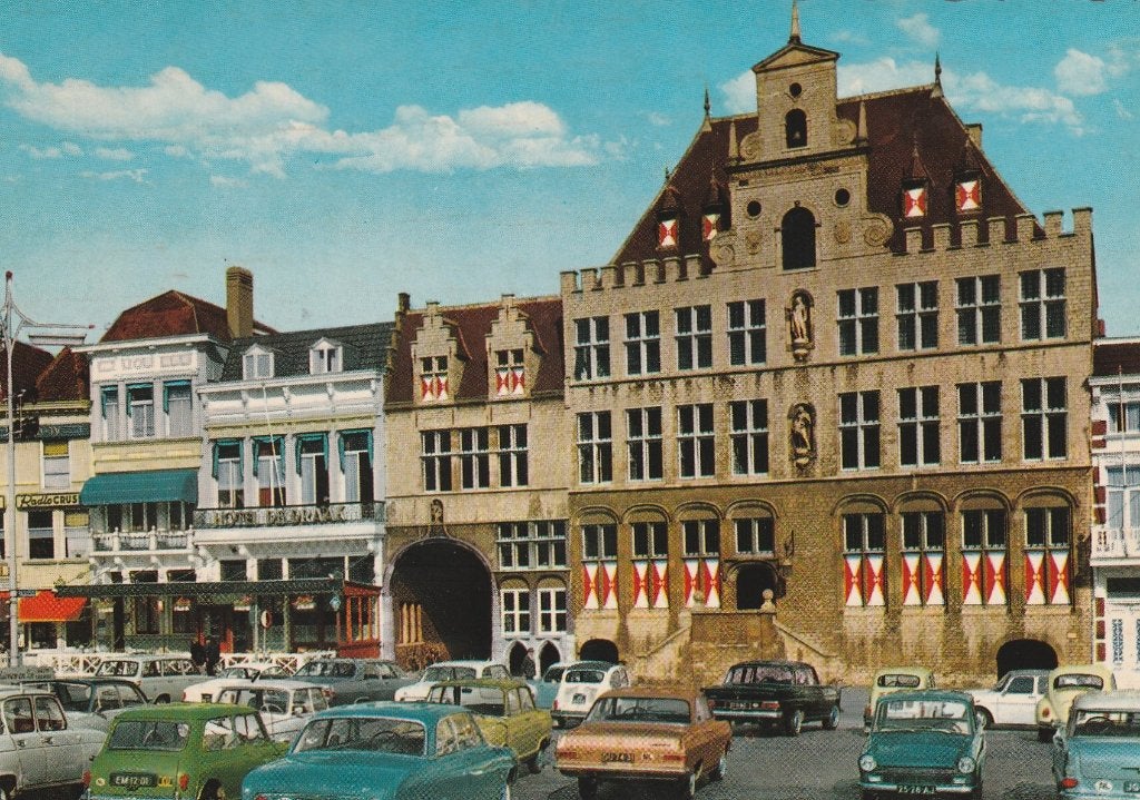 BERGEN OP ZOOM Stadhuis met Auto's (Gekartelde Rand), Verzenden, 1960 tot 1980, Ongelopen, Noord-Brabant