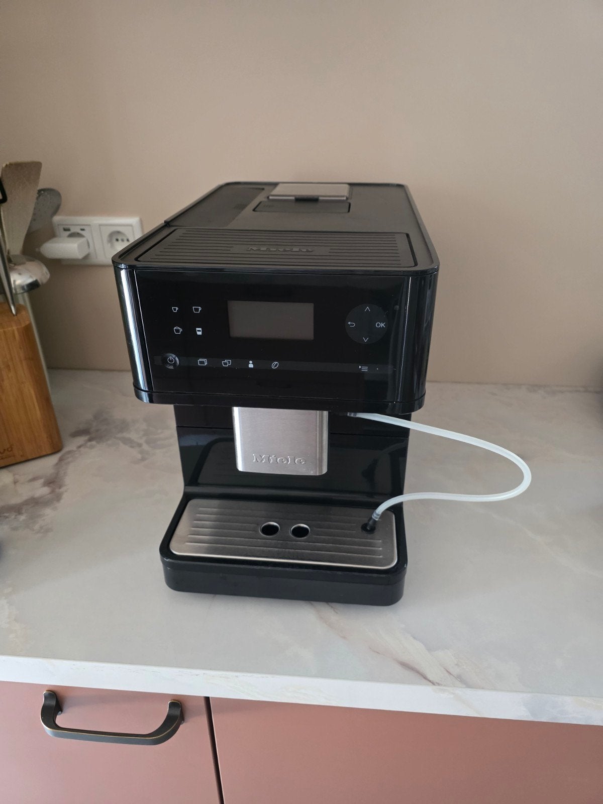 Miele CM61 Koffiemachine, Witgoed en Apparatuur, Ophalen, 10 kopjes of meer, Koffiemachine, Koffiebonen