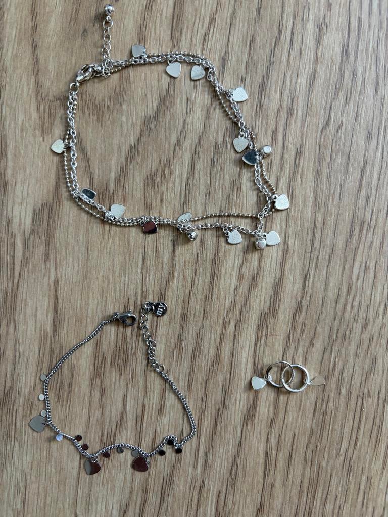 Set van zilverkleurige arm/enkelbandjes, oorbellen hartjes, Overige materialen, Gebruikt, Ophalen of Verzenden, Met bedels of kralen