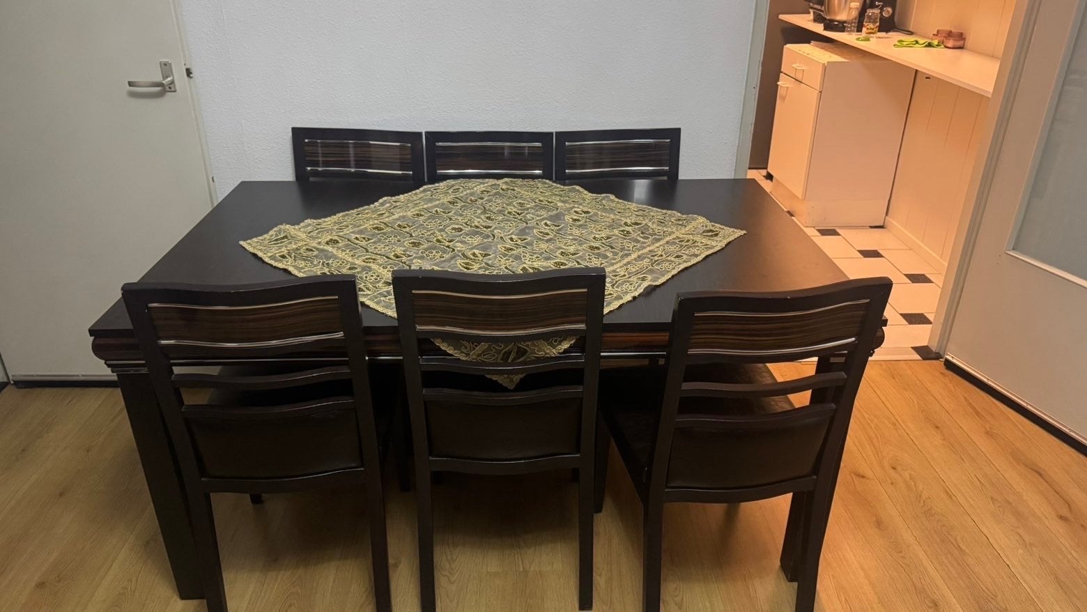 Foto 2 van Uitschuifbare eettafel met 8 stoelen