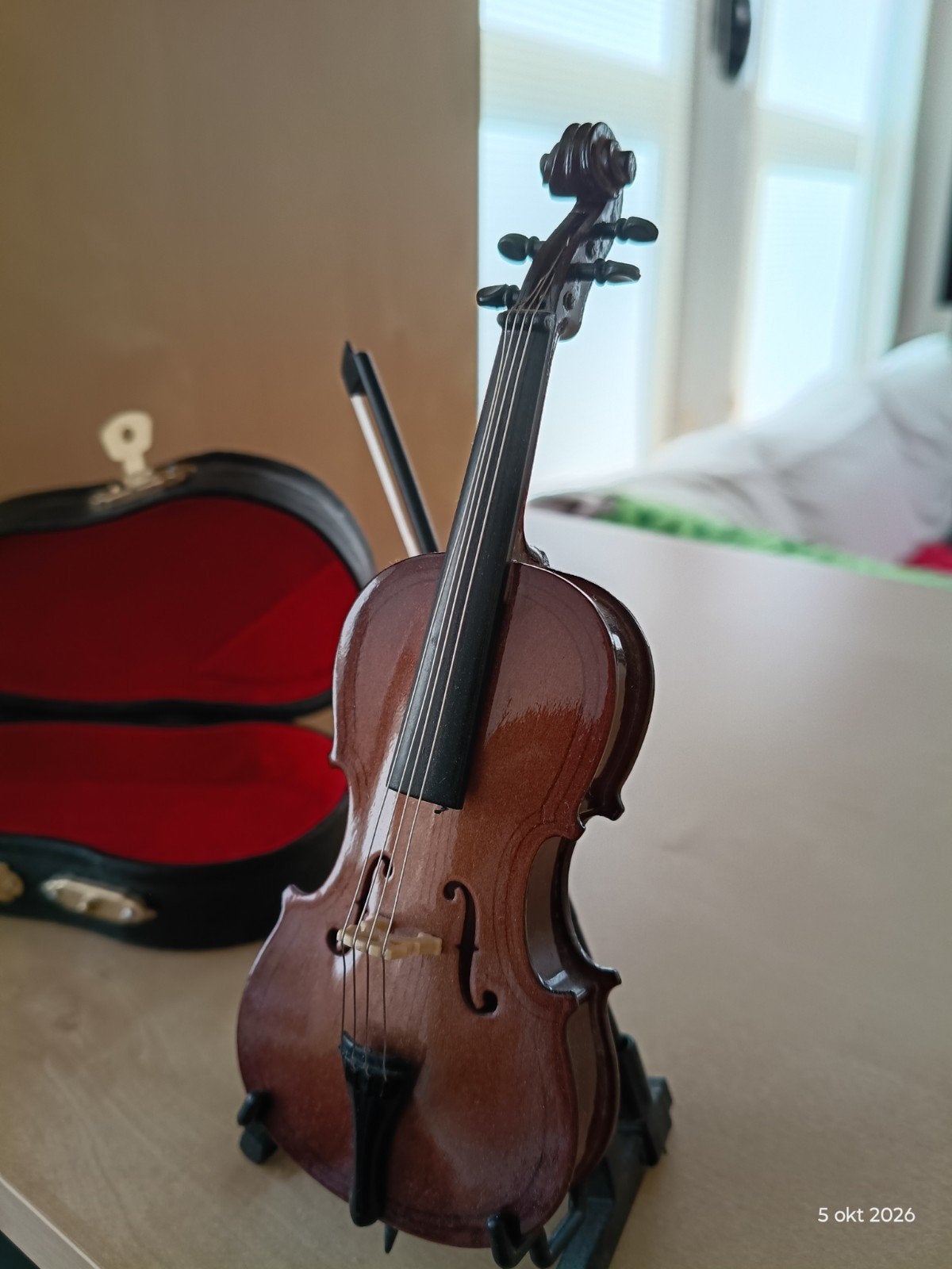 Miniatuur cello met koffer en standaard, Muziek en Instrumenten, Ophalen of Verzenden, Zo goed als nieuw, Overige formaten, Met koffer
