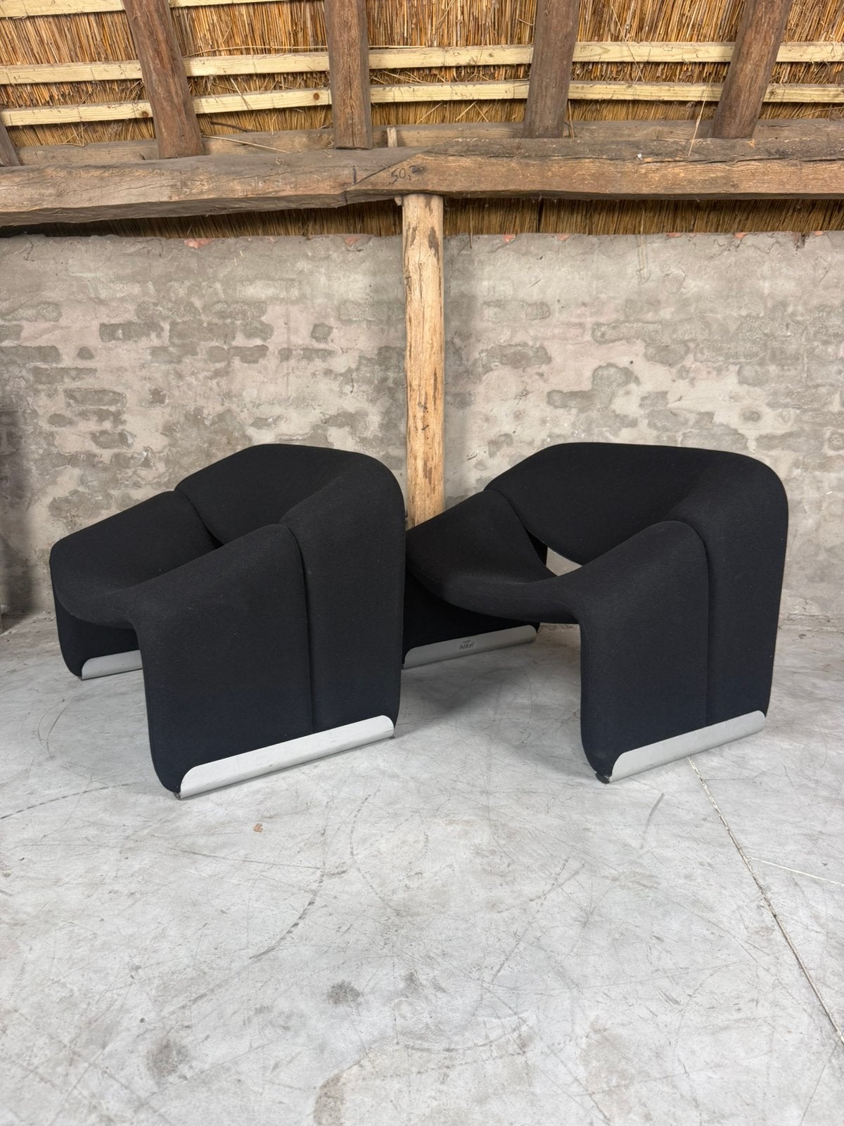 2 zwarte Artifort F598 Groovy M-Chairs, Minder dan 75 cm, Ophalen of Verzenden, Zo goed als nieuw, 75 tot 100 cm