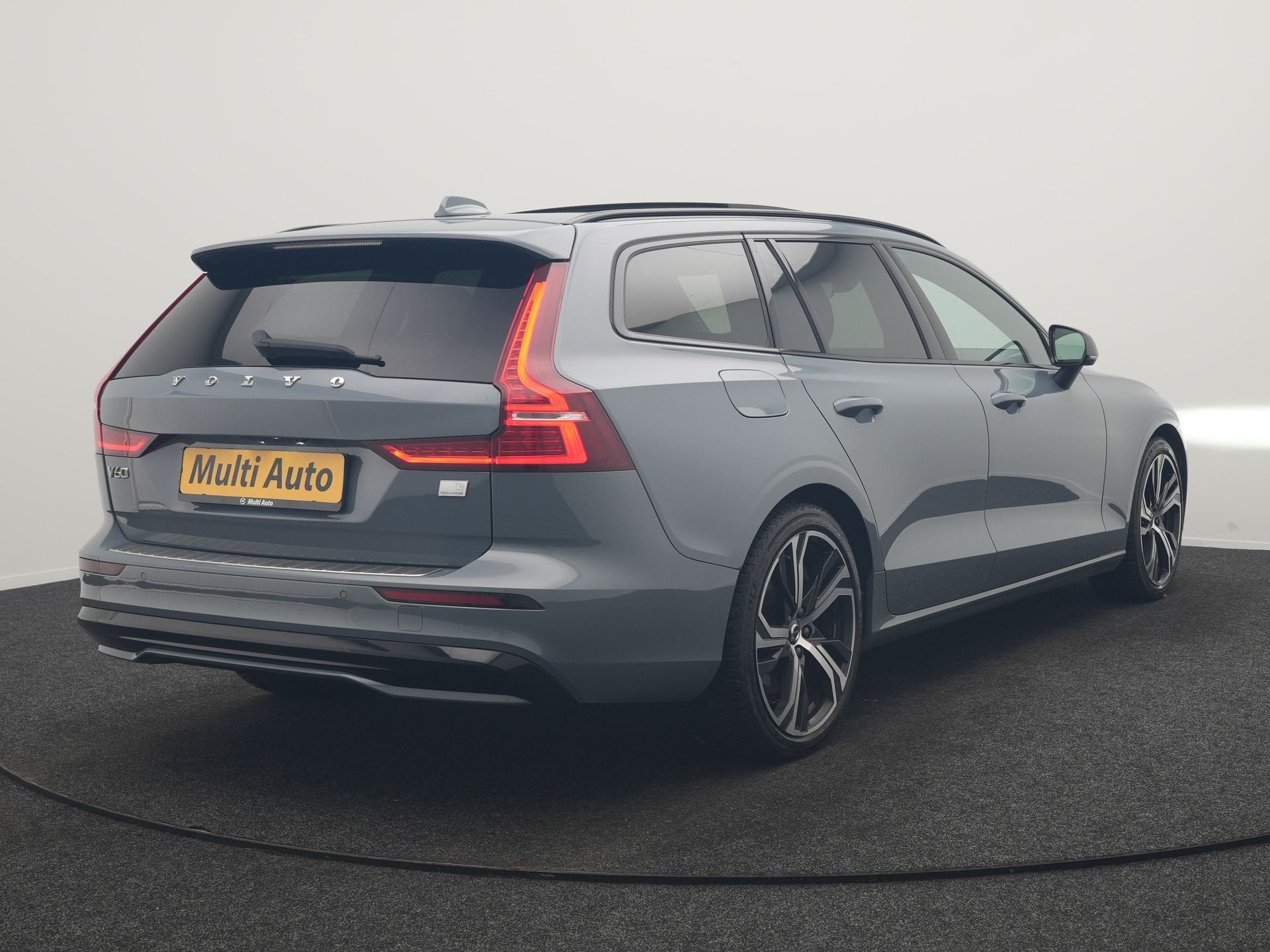 Volvo V60 T6 AWD Plus Dark Long Range PHEV 350pk Dealer O.H, Auto's, Automaat, Dealer onderhouden, Gebruikt, Zwart