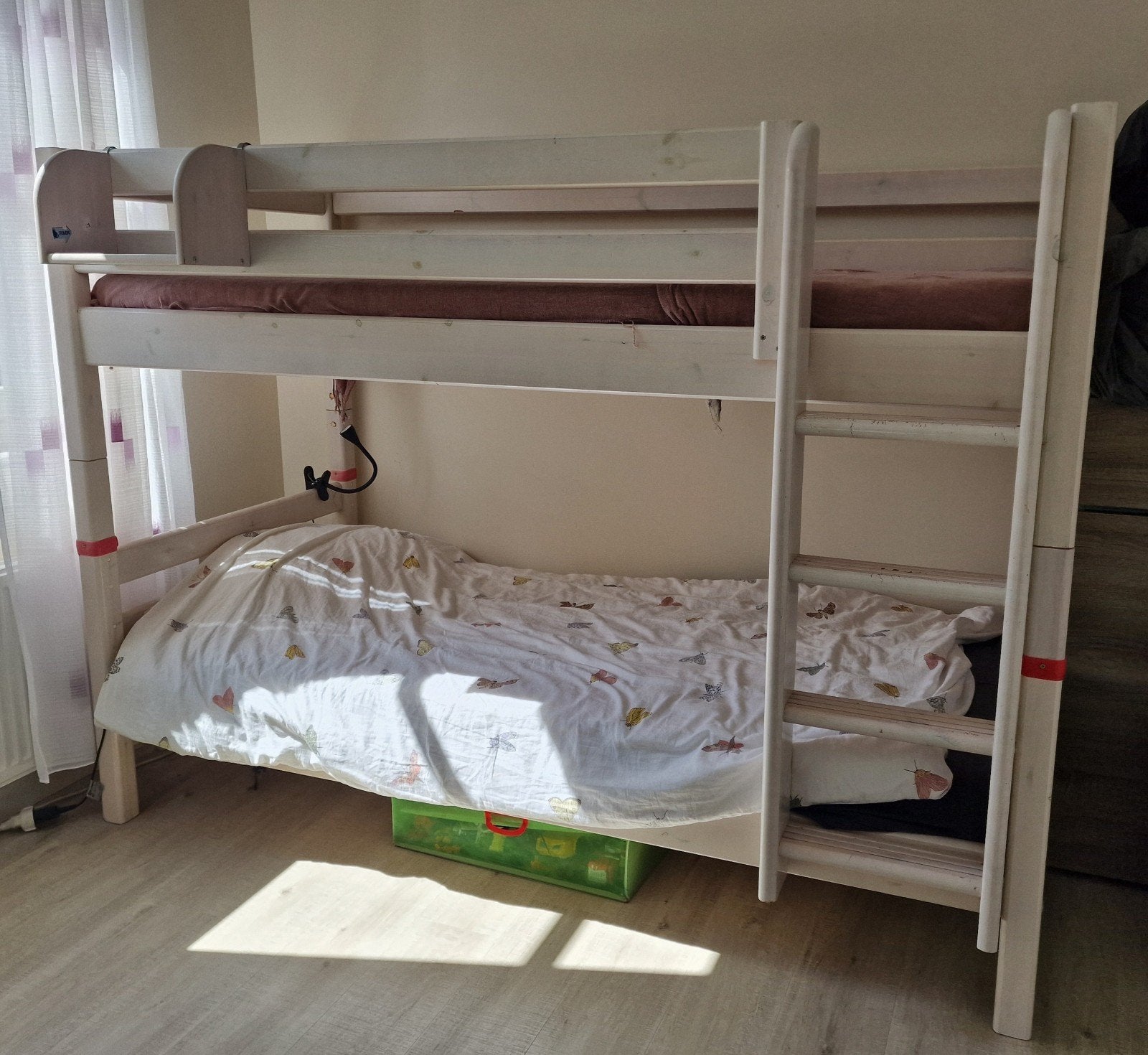 Flexa stapelbed whitewash 90x200 - massief grenen, met ladde, Ophalen of Verzenden, Gebruikt, Stapelbed