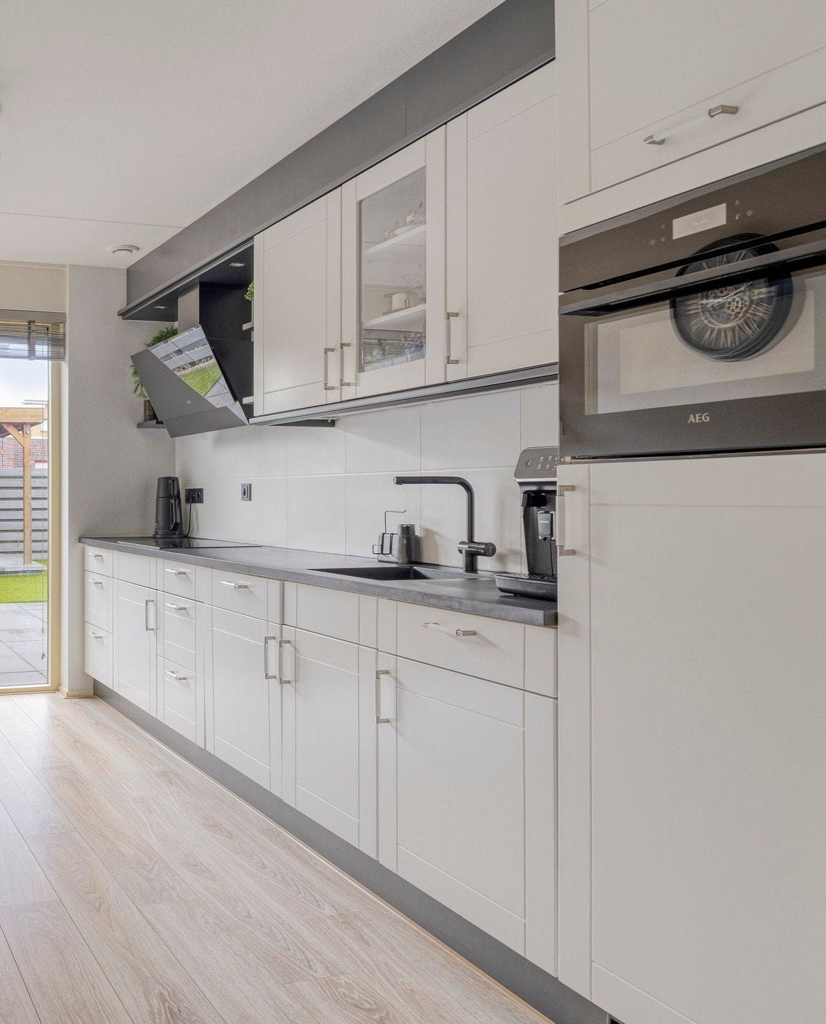 Moderne witte keuken met donker blad en AEG apparatuur, Huis en Inrichting, Ophalen, Gebruikt, Wit, Enkelwandige keuken