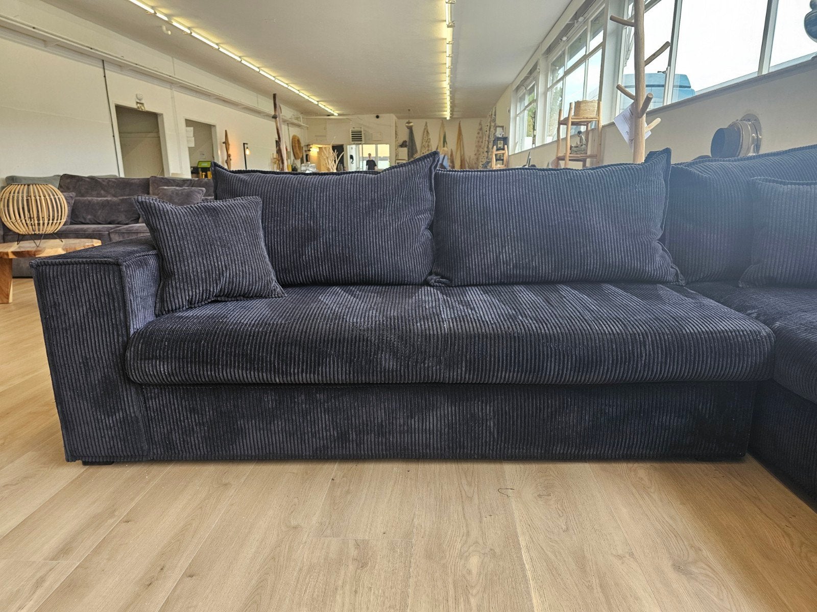 Zwarte Ribstof hoekbank, 125 cm of meer, 125 cm of meer, Zo goed als nieuw, Info@homefriesland.nl