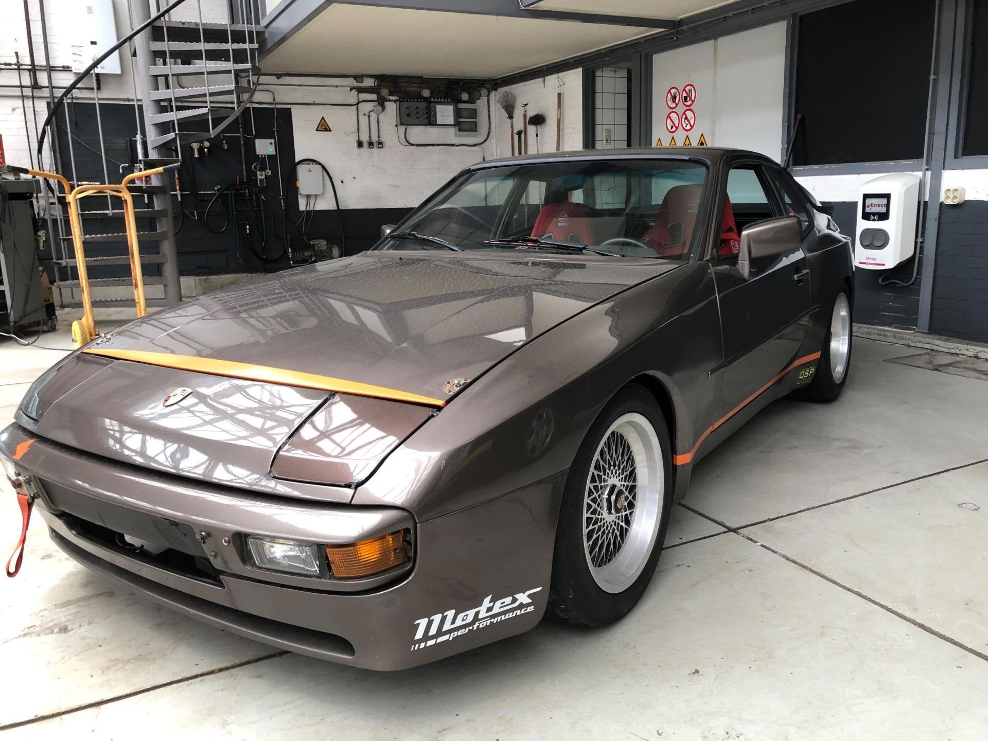 Porsche 944 2.5 Coupé | Raceauto | Circuit auto | 1984 | Un, Lichtmetalen velgen, Gebruikt, 4 cilinders, 163 pk