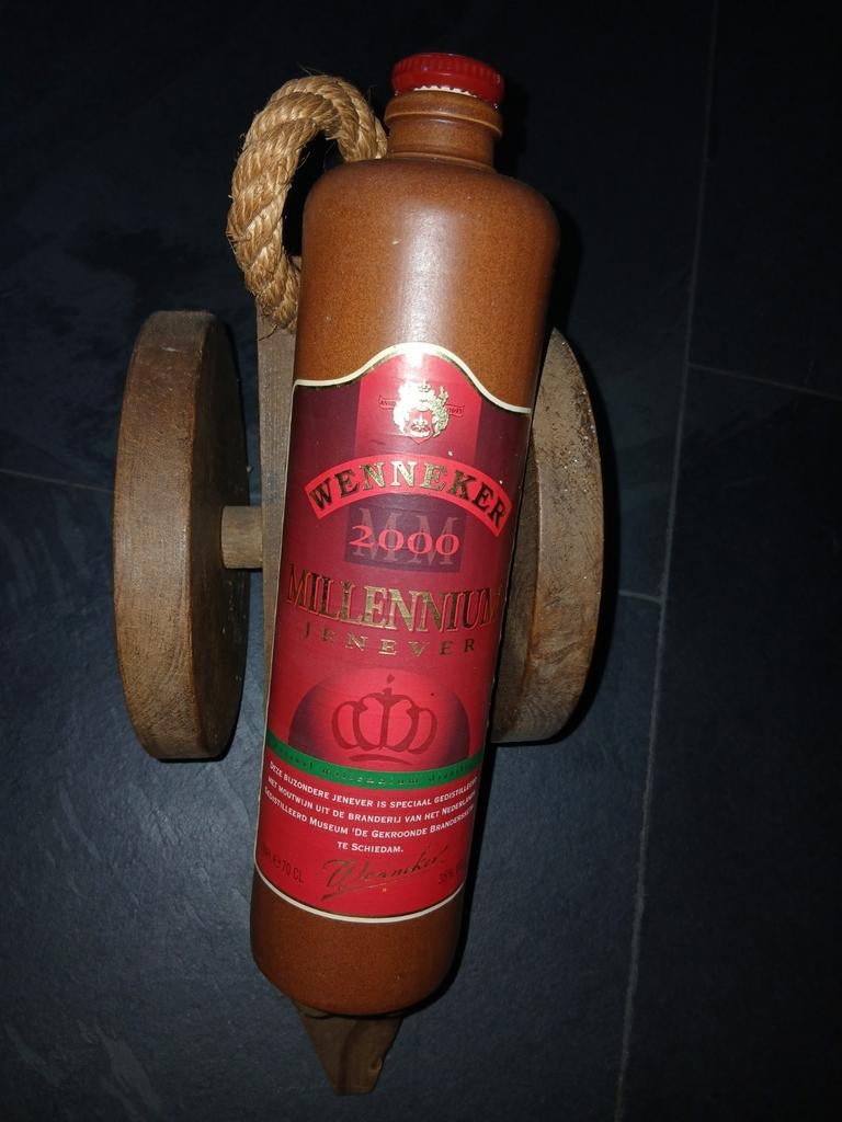 Wenneker Millennium Jenever 2000 op houten kanon, Antiek en Kunst, Ophalen of Verzenden