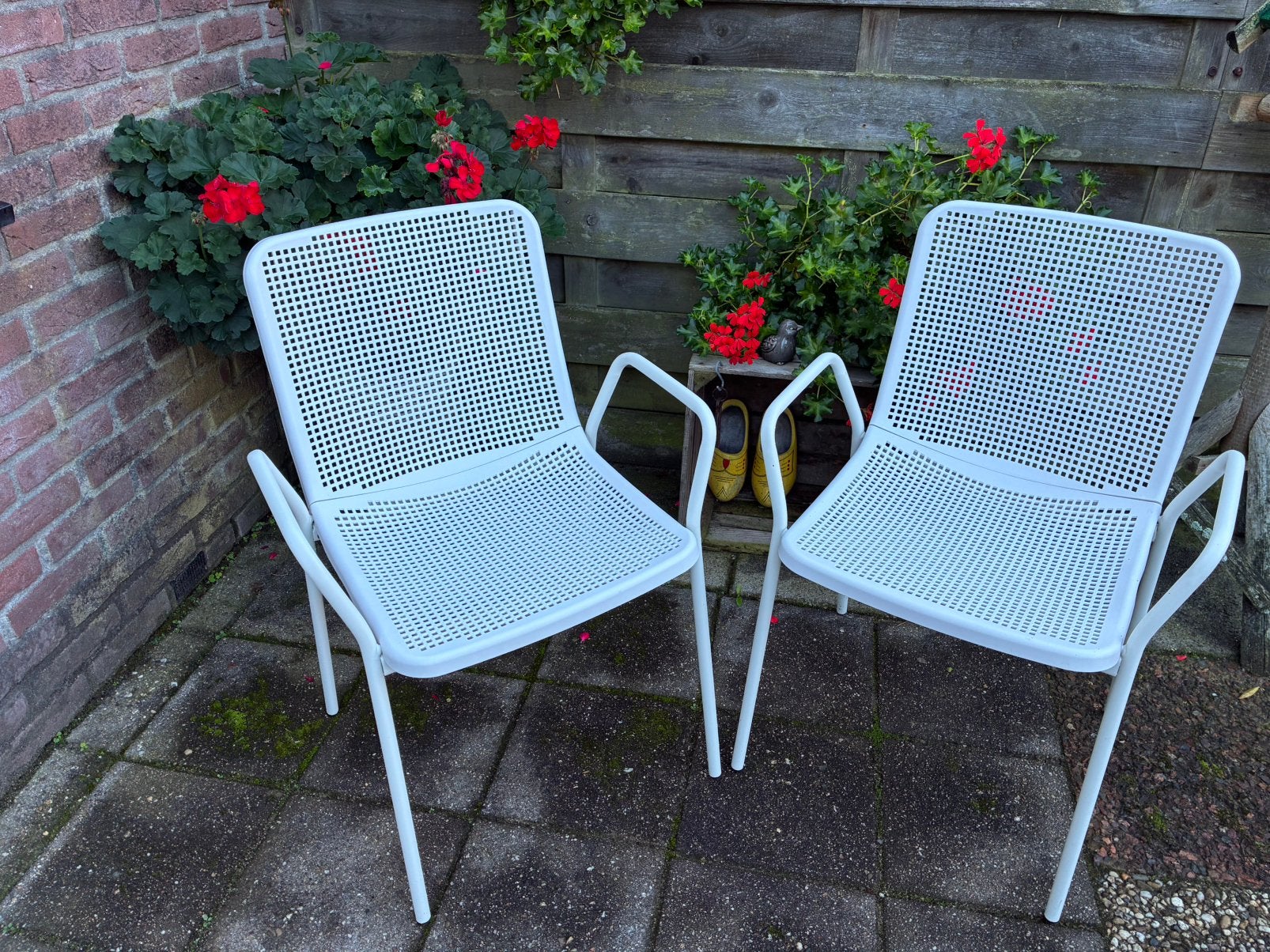 Tuinstoeltjes ( zgan - wit - 2 x ), Ophalen, Zo goed als nieuw, Kunststof, Stapelbaar