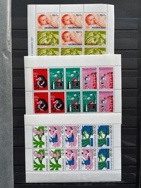 100 VELLETJES EN POSTZEGELBOEKJES NEDERLAND POSTFRIS, Verzenden, Na 1940, Postfris