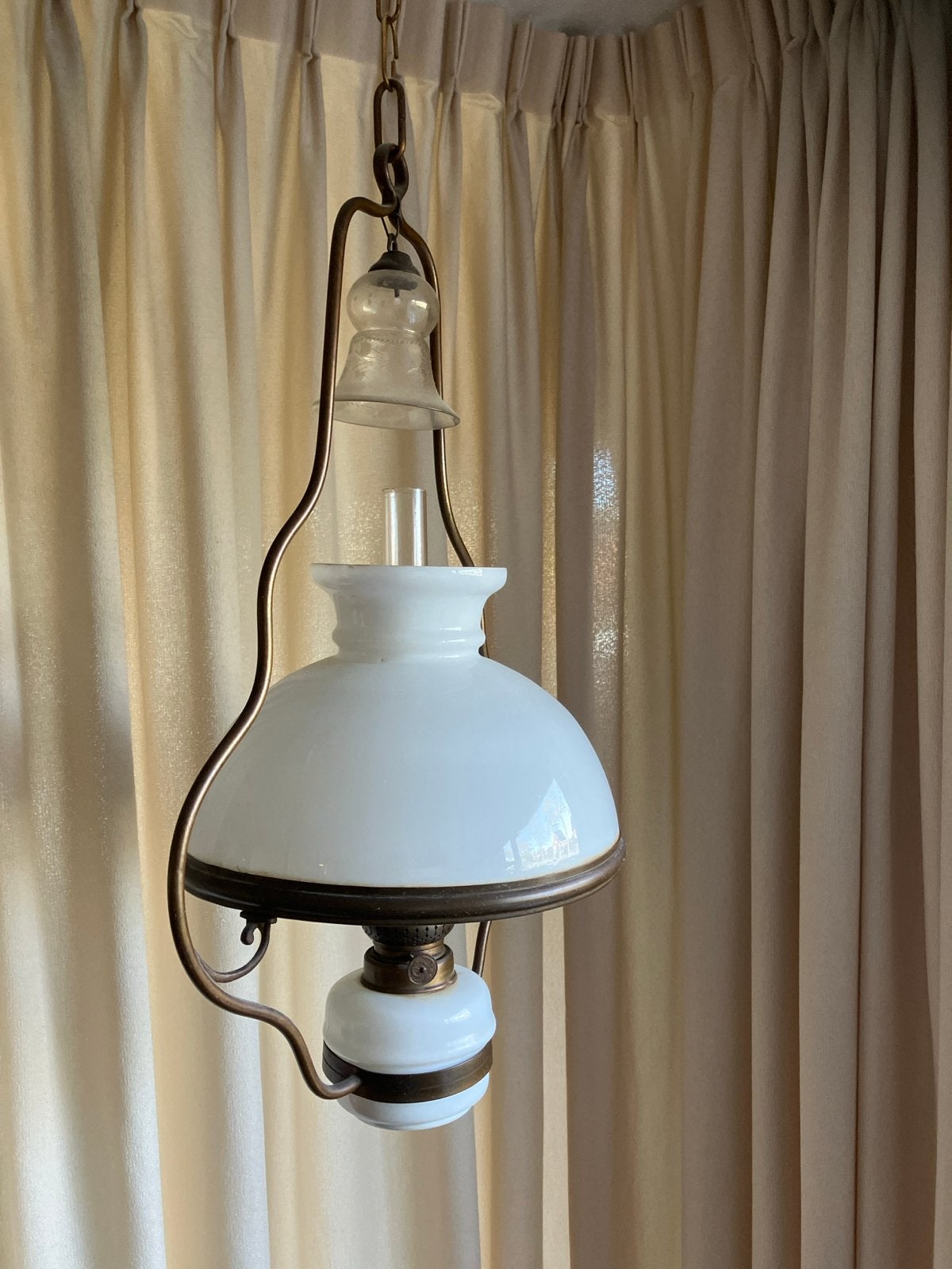 Antieke olielamp hanglamp - Wit opaalglas en messing, Antiek en Kunst, Ophalen