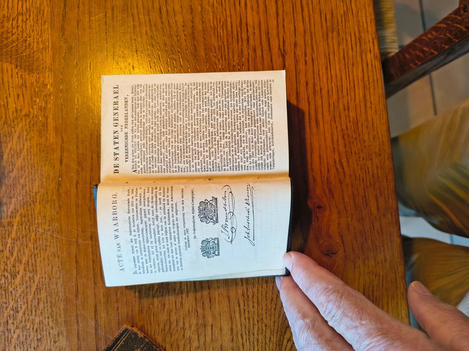 Antieke Bijbel met leren omslag en sluiting, Antiek en Kunst, Antiek | Boeken en Bijbels, Ophalen of Verzenden