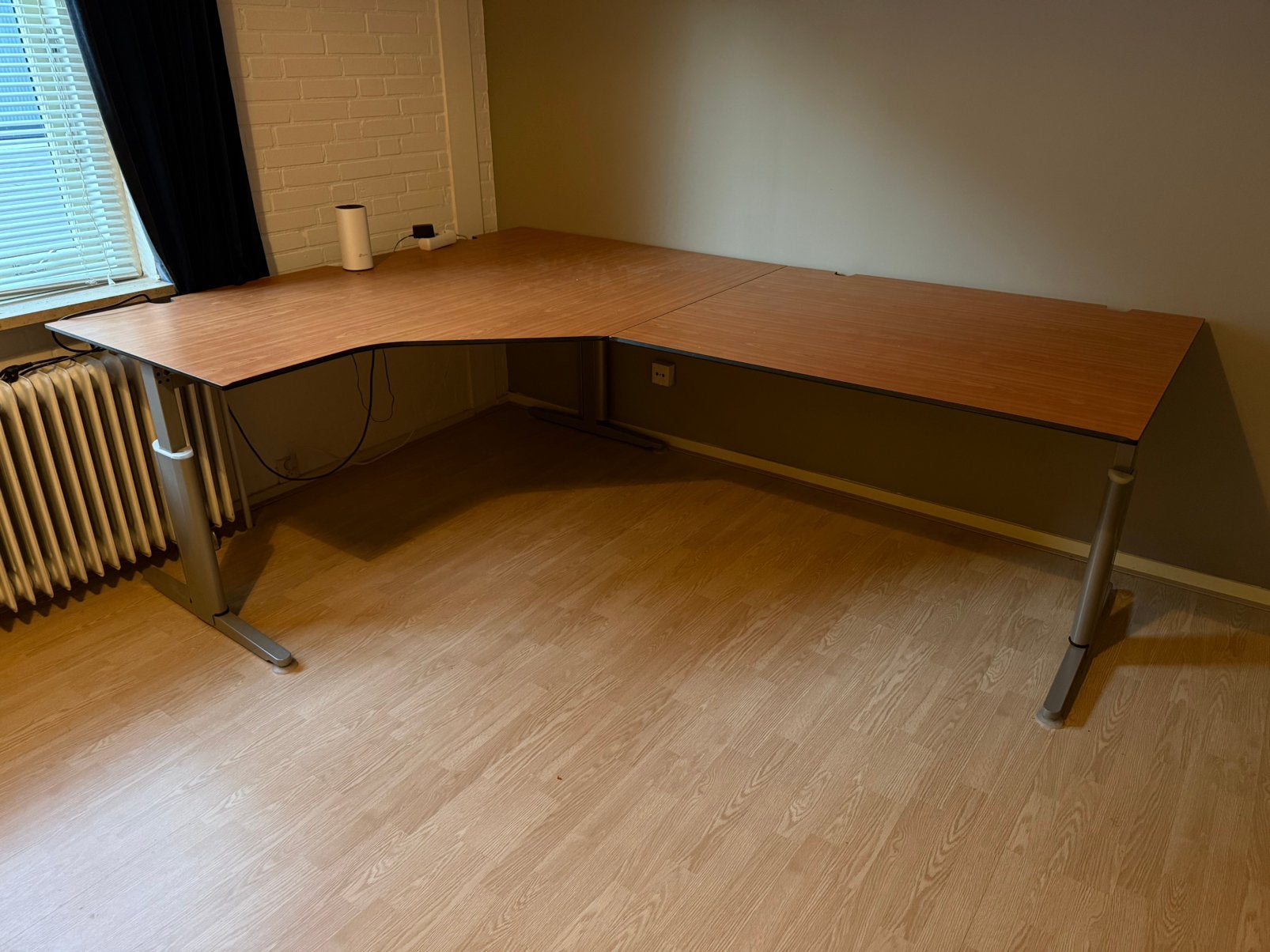 Verstelbaar hoekbureau 180 x 240 cm, Huis en Inrichting, Bureaus, Ophalen, Gebruikt, 240 cm, Kunststof