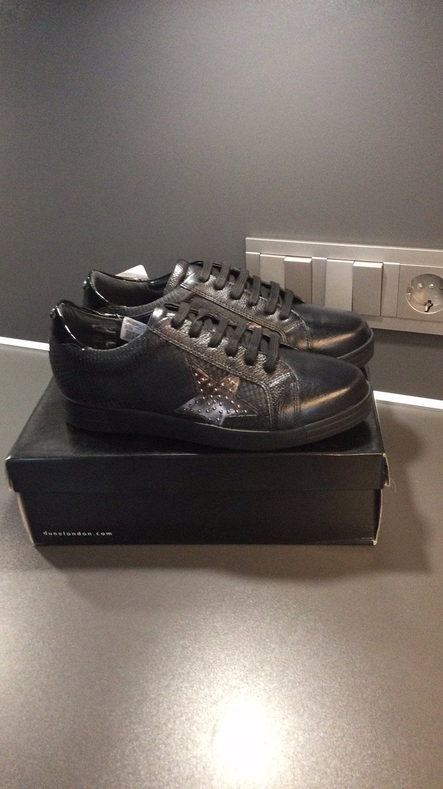 Dune London lederen zwarte zilveren studs ster sneakers 38, Ophalen of Verzenden, Nieuw, Zwart, Sneakers of Gympen