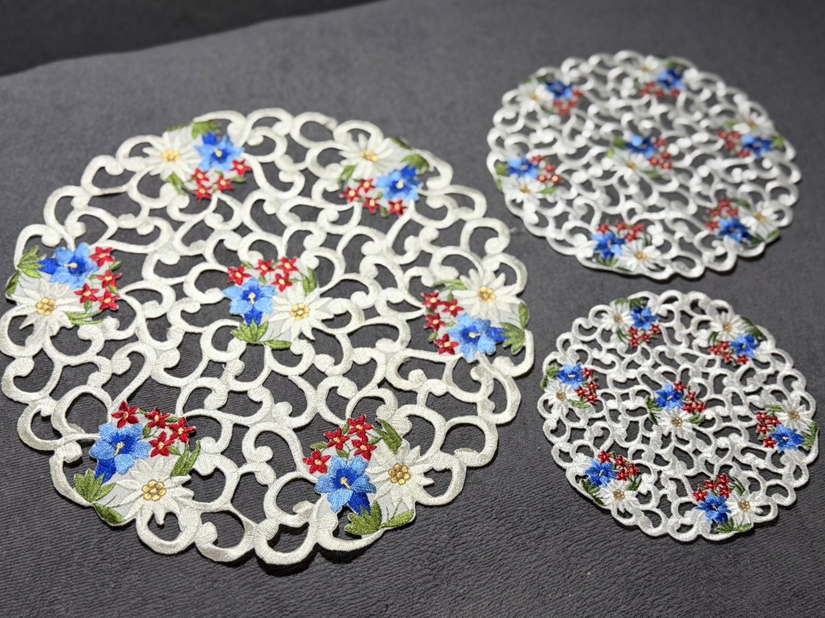 3 ronde kleedjes - verschillende maten, Verzenden, Rond, Zo goed als nieuw, Meerkleurig