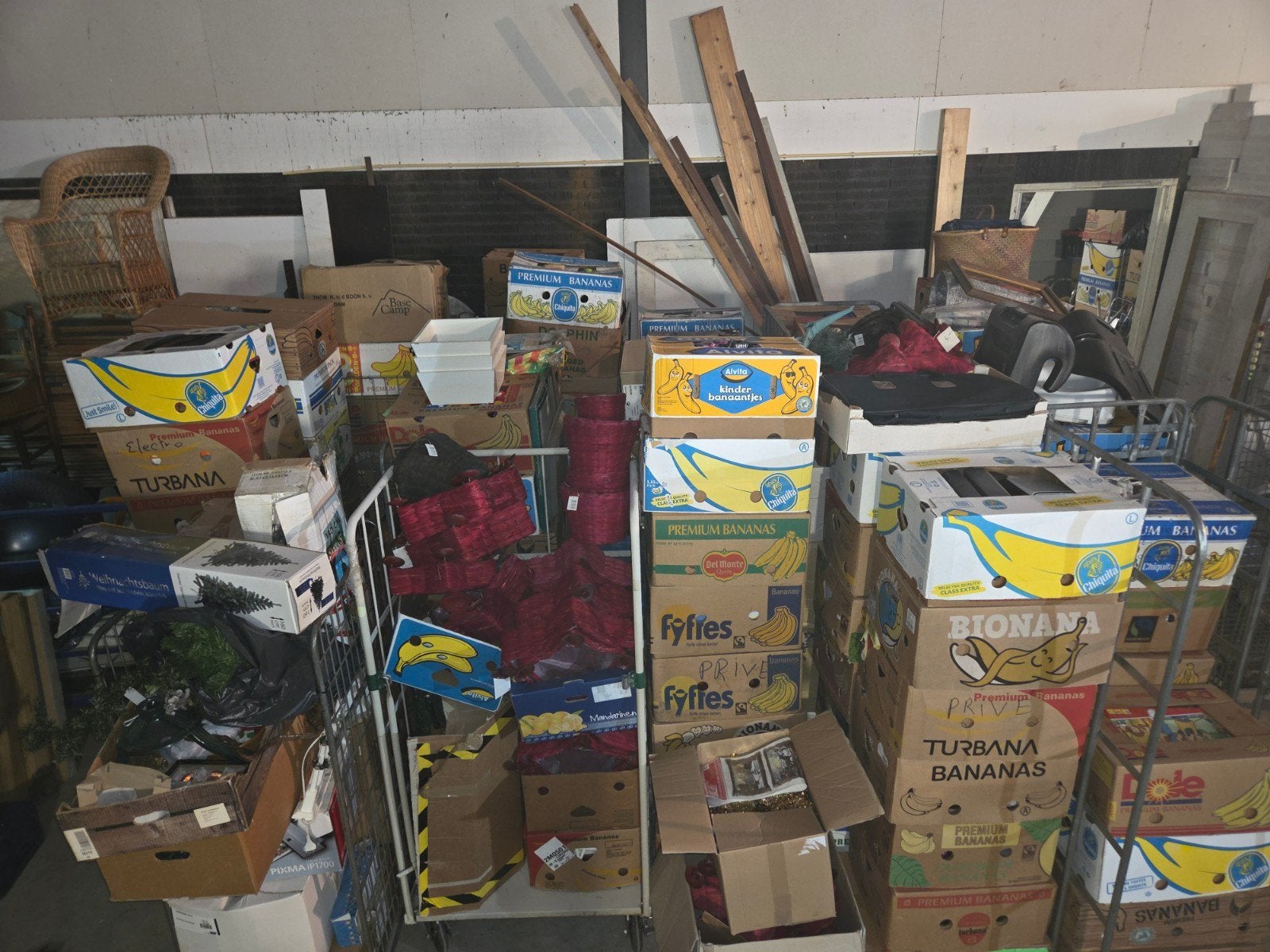 zeer grote partij 19 rolcontainers rommelmarkt spullen