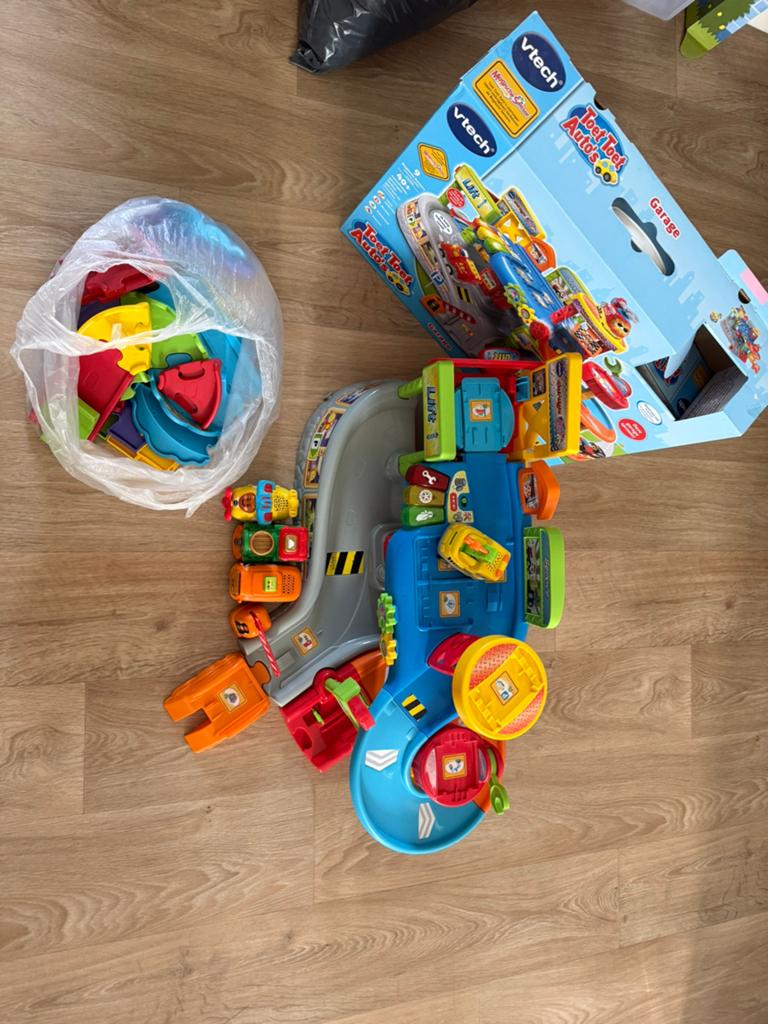 VTech Toet Toet Auto's Garage met uitbreiding en 4 auto's, Ophalen of Verzenden, Gebruikt
