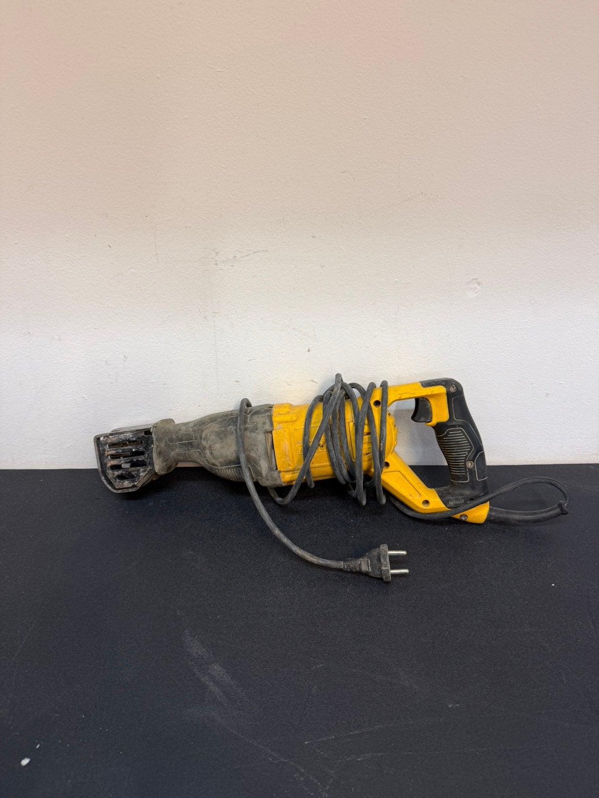 Dewalt Reciprozaag - Krachtige Zaag voor Diverse Klussen, Ophalen, 70 mm of meer, 600 tot 1200 watt, Zo goed als nieuw