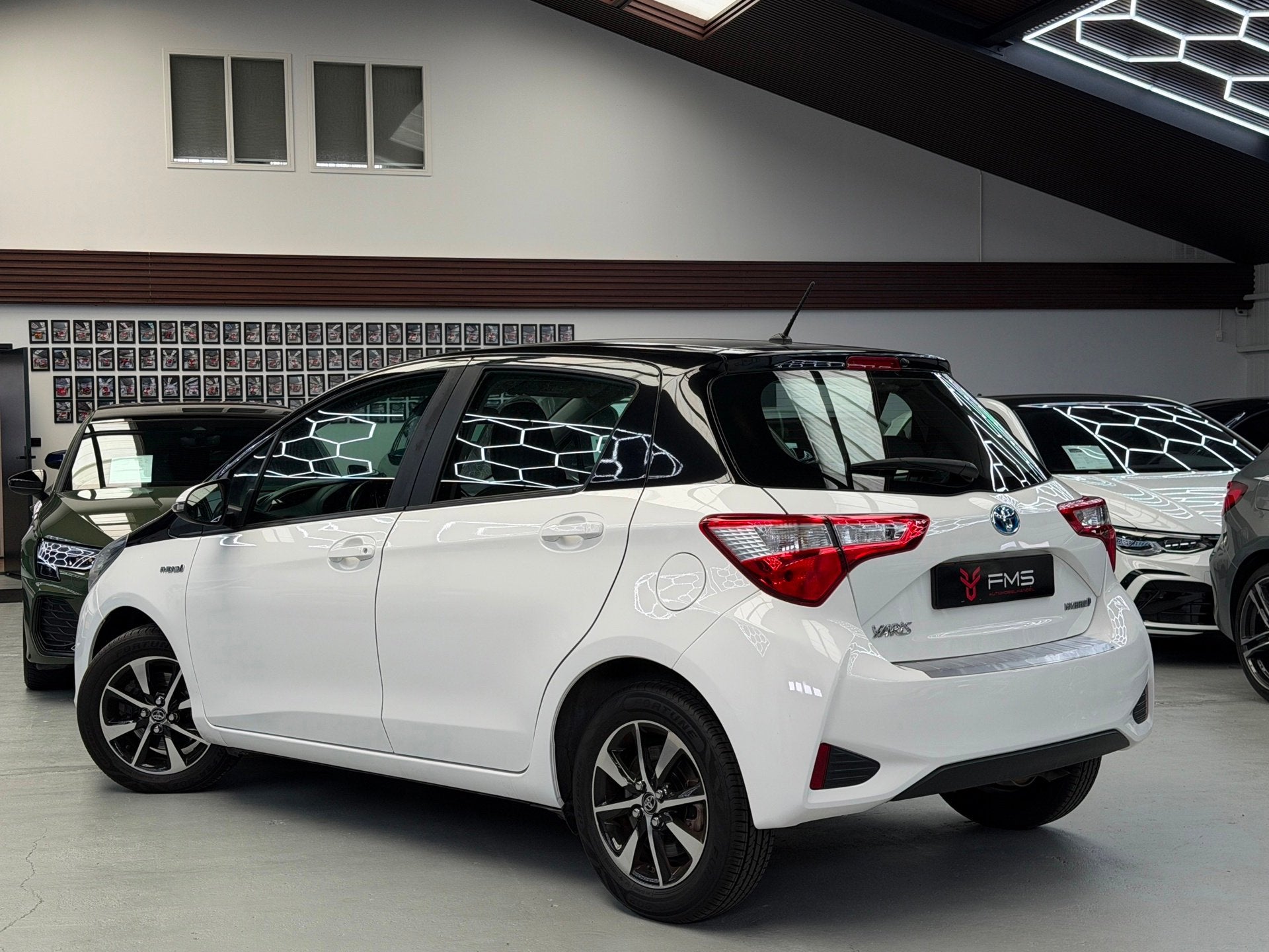 Toyota Yaris 1.5 Hybrid Bi-Tone Bluetooth, Zwart, 4 cilinders, Met garantie (alle), Wit
