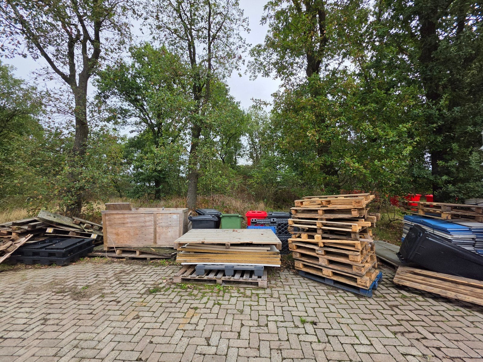 Gratis afhalen: Hout, afvalbakken en pallets (1 koop), Ophalen, Emtrade, Info@emtrade.nl, Scheiweg 72, gemert