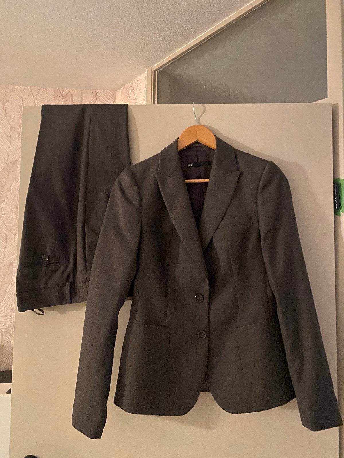 WE damespak - jasje en pantalon, maat M, zo goed als nieuw, Maat 38/40 (M), Kostuum of Pak, Ophalen of Verzenden, Zo goed als nieuw